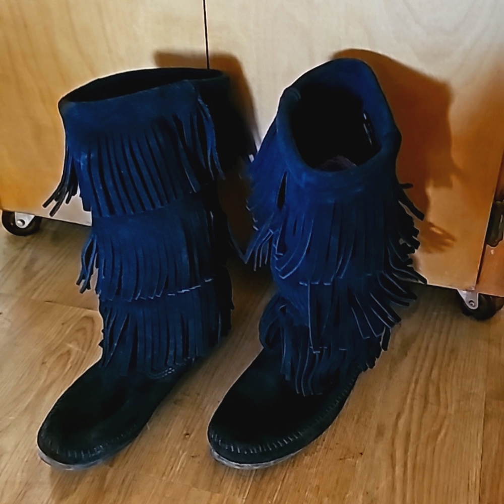 Minnetonka size 8 suede black fringe boot